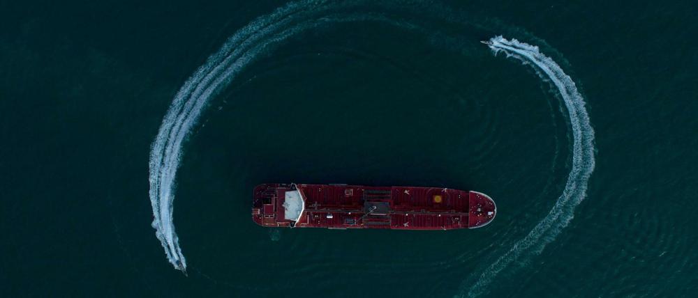 Dieses Bild der Iranian Students News Agency zeigt, wie Schnellboote der iranischen Revolutionsgarden den britischen Öltanker "Stena Impero" umkreisen