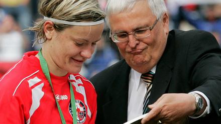Alte Turbo-Zeiten mit Turbine. Zwanziger, DFB-Präsident von 2004 bis 2012, gratuliert Potsdams Jennifer Zietz 2010 zur Meisterschaft.