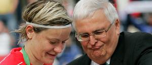 Alte Turbo-Zeiten mit Turbine. Zwanziger, DFB-Präsident von 2004 bis 2012, gratuliert Potsdams Jennifer Zietz 2010 zur Meisterschaft.