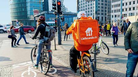 Lieferando ist Marktführer unter den Essensbringdiensten in Berlin. Am Dienstag demonstrieren die Fahrer.