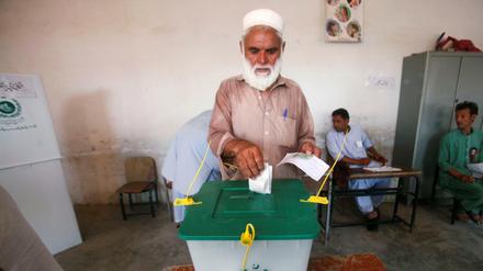 Ein Wähler bei der Abstimmung in Jamrud, Pakistan. 