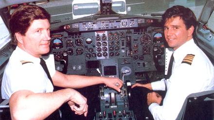 Vater Kim und Sohn Shane Lundgren im Cockpit im Jahre 1989. Shane war seinerzeit der jüngste Flugkapitän der Welt.