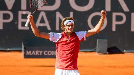 Hoch die Tassen: Alexander Zverev steht beim Turnier am Hamburger Rothenbaum im Achtelfinale.