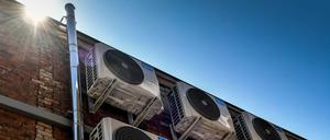 Klimaanlagen an der Außenwand eines Gebäudes im belgischen Antwerpen