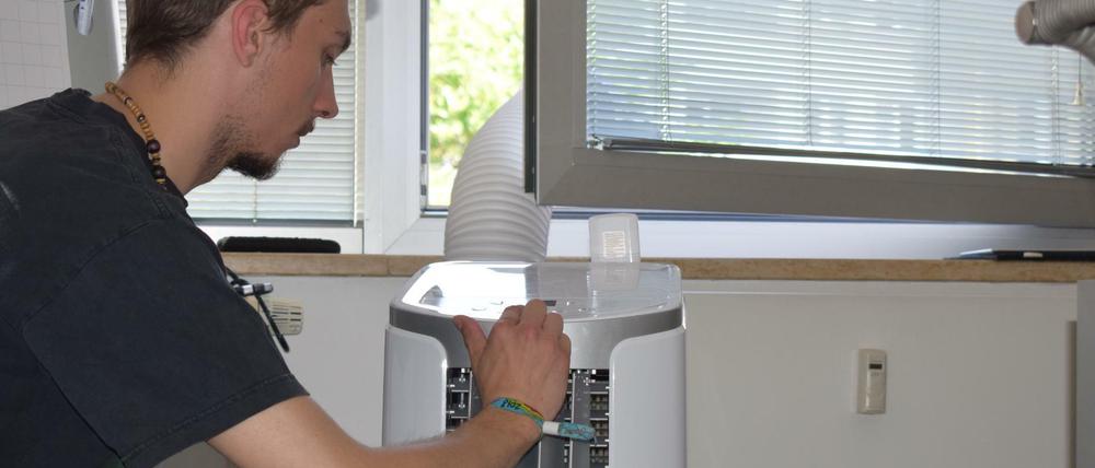 Bei einem Monoblock-Klimagerät wird die warme Abluft mit einem Schlauch über das Fenster nach draußen geleitet.