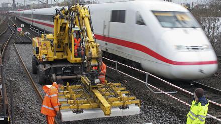 Eile mit Weile: Ein ICE passiert eine Baustelle.