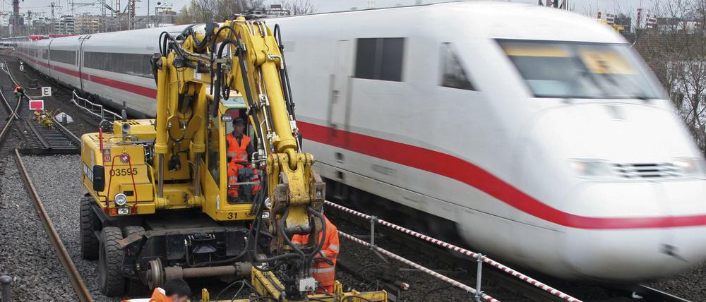 Eile mit Weile: Ein ICE passiert eine Baustelle.