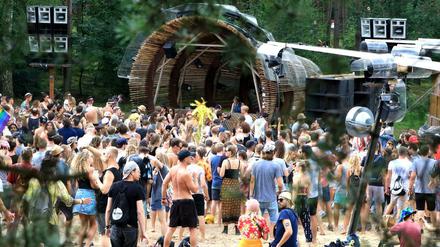 Jedes Jahr im August tanzen Tausende Techno-Fans auf dem „Garbicz“-Festival in Polen.