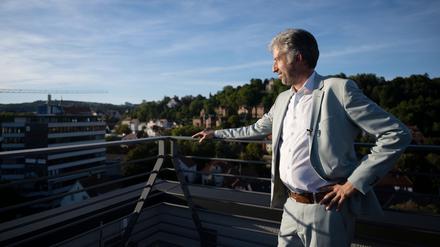 Boris Palmer, Oberbürgermeister von Tübingen, steht nach einer Pressekonferenz auf dem Dach eines Gebäudes in der Tübinger Innenstadt. Palmer stellte sein Wahlprogramm für die kommende Oberbürgermeisterwahl in Tübingen vor.