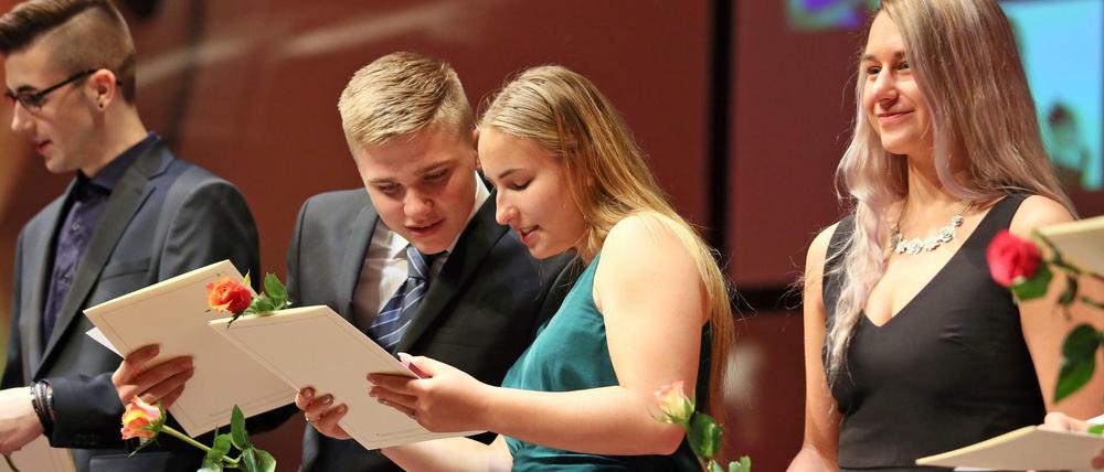 Sie haben's schon hinter sich: Abiturienten der Sportschule Potsdam bei der Zeugnisübergabe im Juni 2019.