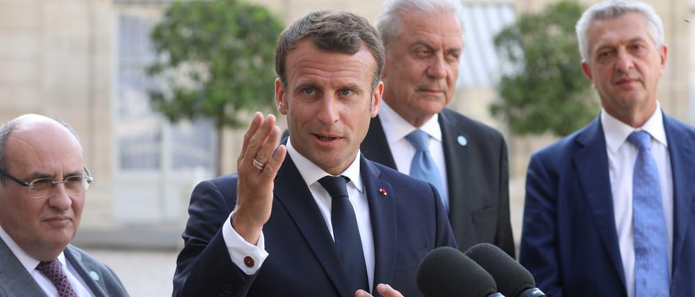 Die Herren der Flüchtlingspolitik: Frankreichs Präsident Macron (Mitte) gibt eine erste Einigung der EU über die Seenotrettung bekannt. Neben ihm der Generalsekretär der UN-Organisation für Migration, Antonio Manuel de Carvalho, EU-Innen- und Migrationskommissar Dimitris Avramopoulos und Filippo Grandi, Chef des UN-Flüchtlingskommissariats UNHCR (von links nach rechts).