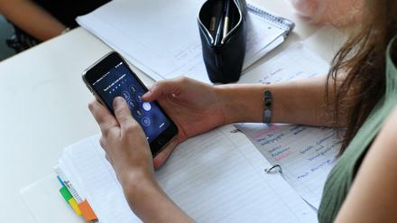 Schülerin mit Smartphone