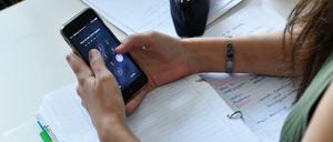 Schülerin mit Smartphone