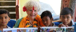 Wilma Mohr mit einigen der Straßenkinder, die sie dank Tanzunterricht bei der Konzentration für die Schule fördert.