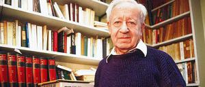 Leon Poliakov 1991 in seinem Arbeitszimmer in Paris.