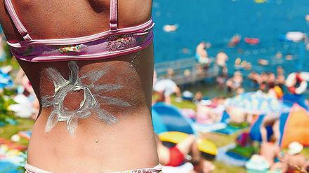 Sonnenschutz. Manche Stoffe in Sonnencremes, die vor UV-Strahlen schützen, stehen im Verdacht, im Körper Nebenwirkungen auszulösen. Dennoch gilt: Eincremen! 
