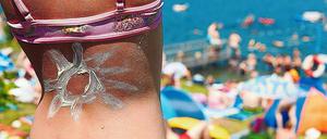 Sonnenschutz. Manche Stoffe in Sonnencremes, die vor UV-Strahlen schützen, stehen im Verdacht, im Körper Nebenwirkungen auszulösen. Dennoch gilt: Eincremen! 