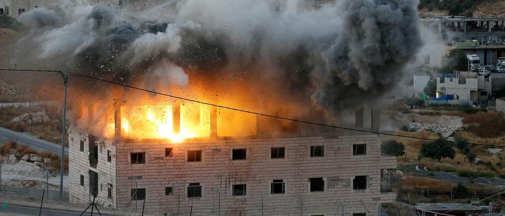 Israelische Soldaten zerstören im Dorf Sur Baher ein palästinensisches Gebäude in der Nähe des Sperrzaunes.