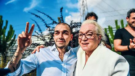 Glück gehabt. Rapper Ezhel nach der Freilassung mit seiner Mutter.