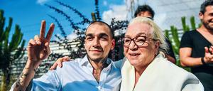 Glück gehabt. Rapper Ezhel nach der Freilassung mit seiner Mutter. 