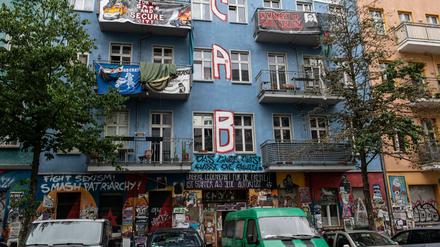 In der Rigaer Straße 94 in Friedrichshain wollte ein RBB-Team mit Burkhard Dregger drehen. Sie blieben nicht unbeobachtet.