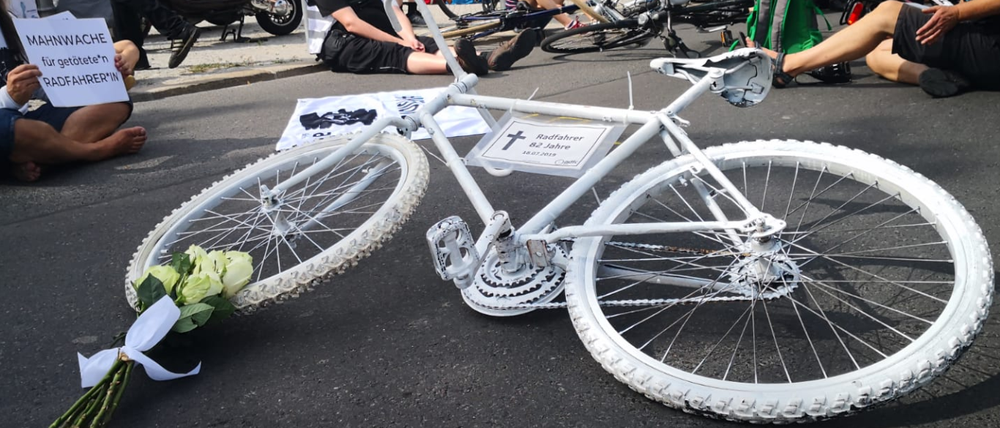 Eine Mahnwache auf der Straße und ein weißgestrichenes Geisterrad erinnern an einen in Spandau von einem Lkw-Fahrer getöteten Radfahrer.