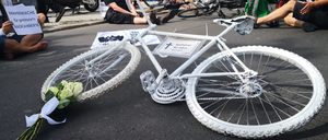 Eine Mahnwache auf der Straße und ein weißgestrichenes Geisterrad erinnern an einen in Spandau von einem Lkw-Fahrer getöteten Radfahrer.