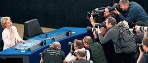 Mehr Medien, mehr Vielfalt. Ursula von der Leyen wird nach ihrer Wahl zur EU-Kommissionspräsidentin von zahlreichen Fotografen bestürmt.