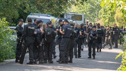 Rund 150 Einsatzkräfte sind auf der Suche nach den Leichen der Frauen.
