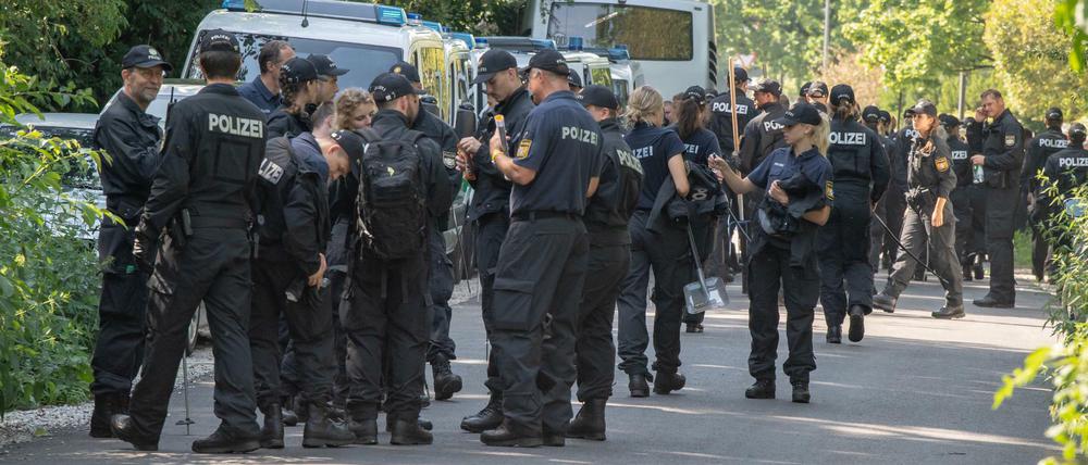 Rund 150 Einsatzkräfte sind auf der Suche nach den Leichen der Frauen.