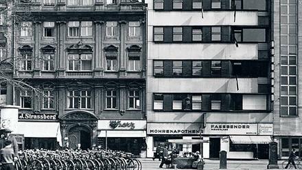 Ein von Adolf Rading entworfenes Geschäftshaus mit Apotheke am Blücherplatz in Breslau, gebaut zwischen 1925 und 1928.