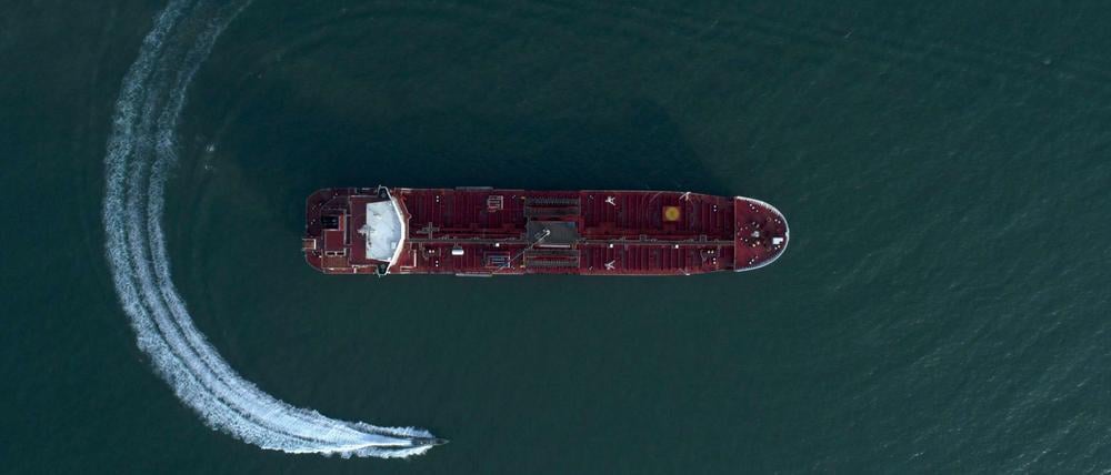 Ein Schnellboot der iranischen Revolutionsgarden umkreist den Öltanker "Stena Impero" und stoppt ihn schließlich.