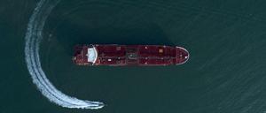 Ein Schnellboot der iranischen Revolutionsgarden umkreist den Öltanker "Stena Impero" und stoppt ihn schließlich. 