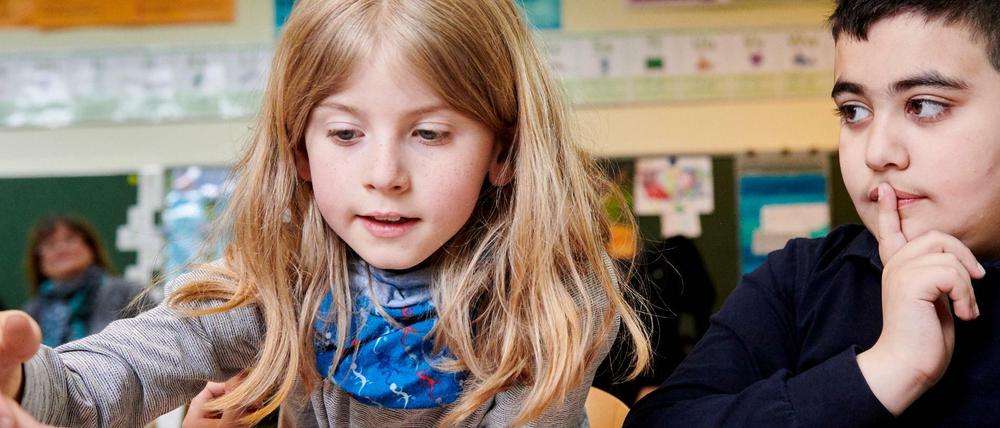 Janne (8) und Tahar (9) lernen Schach. Die Andersen-Grundschule im Soldiner Kiez setzt seit zehn Jahren auf die Förderung. 