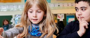 Janne (8) und Tahar (9) lernen Schach. Die Andersen-Grundschule im Soldiner Kiez setzt seit zehn Jahren auf die Förderung. 