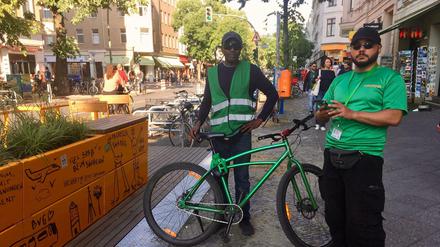 Die Parkläufer Tufan Saglam (r.) und Solo Sow.
