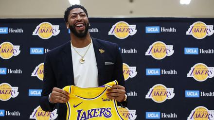 Gute Laune: Superstar Anthony Davis trägt in der kommenden NBA-Saison das Trikot der Los Angeles Lakers.