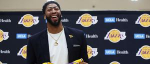 Gute Laune: Superstar Anthony Davis trägt in der kommenden NBA-Saison das Trikot der Los Angeles Lakers.