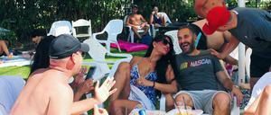 Als Ron Cobi (Mitte) aus Tel Aviv in seine Heimatstadt zurückkehrte, empfand er Tiberias als „eine Stadt der wandelnden Toten“. Also entschied er sich, das zu ändern.