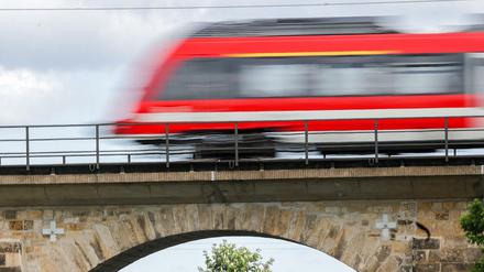 Ein Regionalexpress fährt über die älteste noch in Betrieb befindliche Eisenbahnbrücke Deutschlands bei Wurzen. Die Brücke wird seit 1838 befahren. 