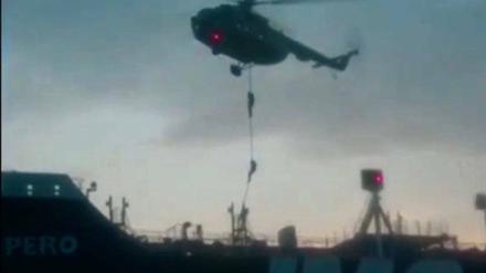 Das Bild aus einem Propagandavideo der iranischen Revolutionsgarden zeigt, wie sich iranische Einheiten vom Hubschrauber aus auf den britischen Tanker abseilen. 