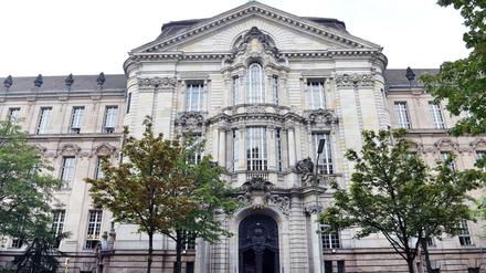 Ein 32-Jähriger steht vor dem Berliner Landgericht, weil er seine Freundin erstochen hatte.
