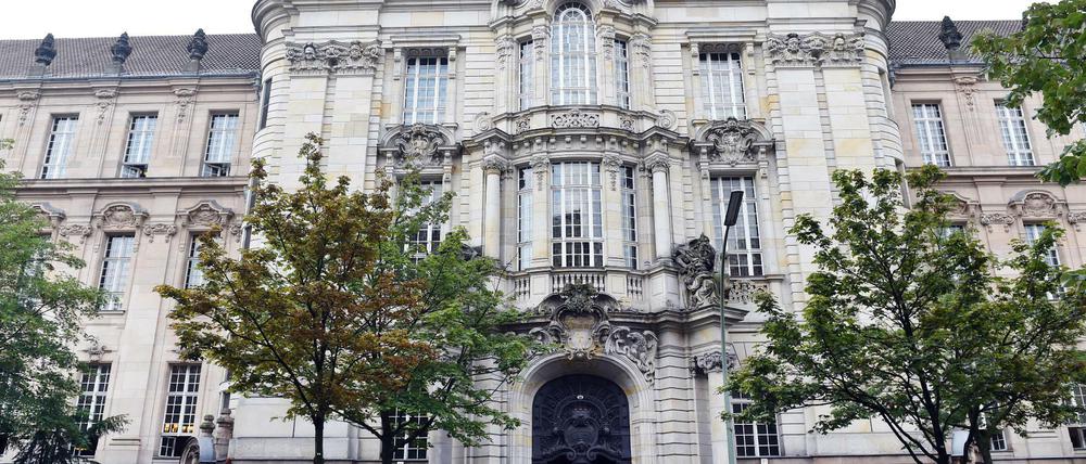 Ein 32-Jähriger steht vor dem Berliner Landgericht, weil er seine Freundin erstochen hatte.