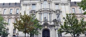 Ein 32-Jähriger steht vor dem Berliner Landgericht, weil er seine Freundin erstochen hatte.
