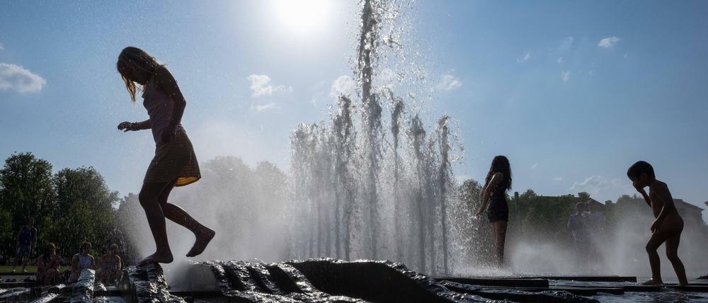 Wer kann, kühlt sich heute ab, zum Beispiel am Brunnen im Lustgarten.