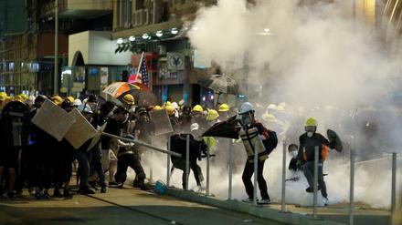  Die Demonstranten reagieren auf Tränengas während Zusammenstoßen mit Polizisten.