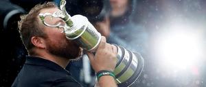 Küssen nicht verboten. Shane Lowry feiert seinen Sieg bei den British Open.
