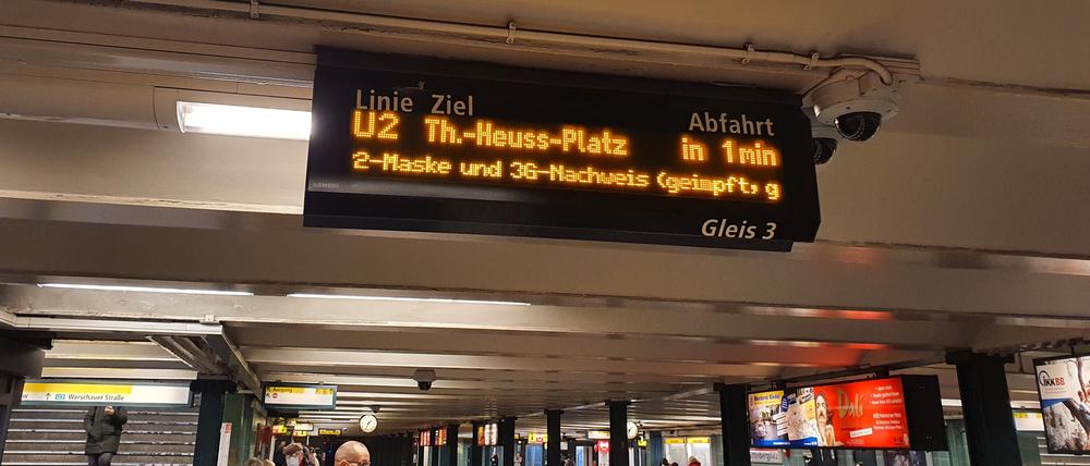 Bei der BVG laufen die 3G-Hinweise über alle Anzeigen auf den Bahnsteigen, auf deutsch und englisch.