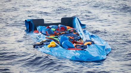 Ein verlassenes Schlauchboot im Mittelmeer nach der Rettung der Insassen - Aufnahme von Anfang Juli.