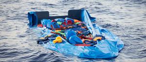 Ein verlassenes Schlauchboot im Mittelmeer nach der Rettung der Insassen - Aufnahme von Anfang Juli.